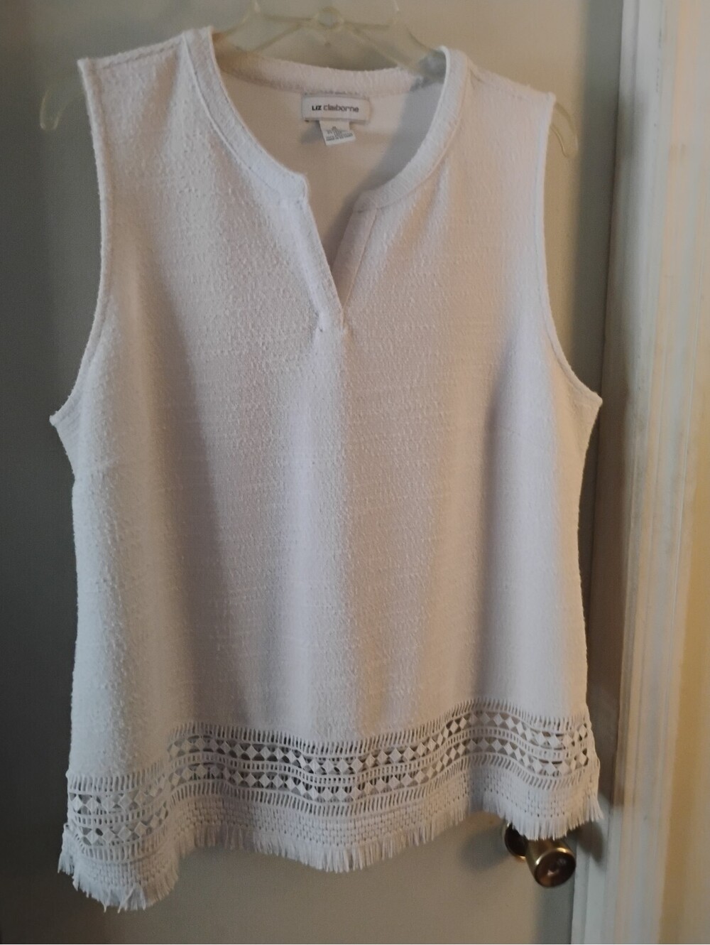 Liz Claiborne White Textured Sleeveless Top Size XL Keyhole Neck Fringe Hem